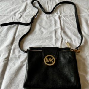 MICHAEL KORS Black leather crossbody purse/small